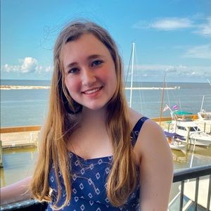 Meet your Posher, Larissa